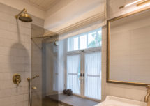 Niiskuskindlast tekstiilkangast roomakardin vannitoas- maja Haapsalus, sisekujundaja Triin Hirtentreu